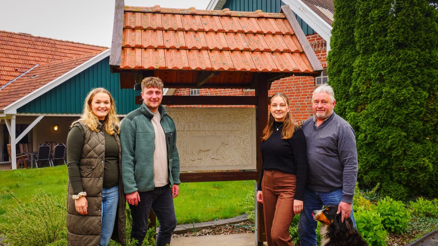 Die Familie Welleweerd vor dem historischen Hofportal